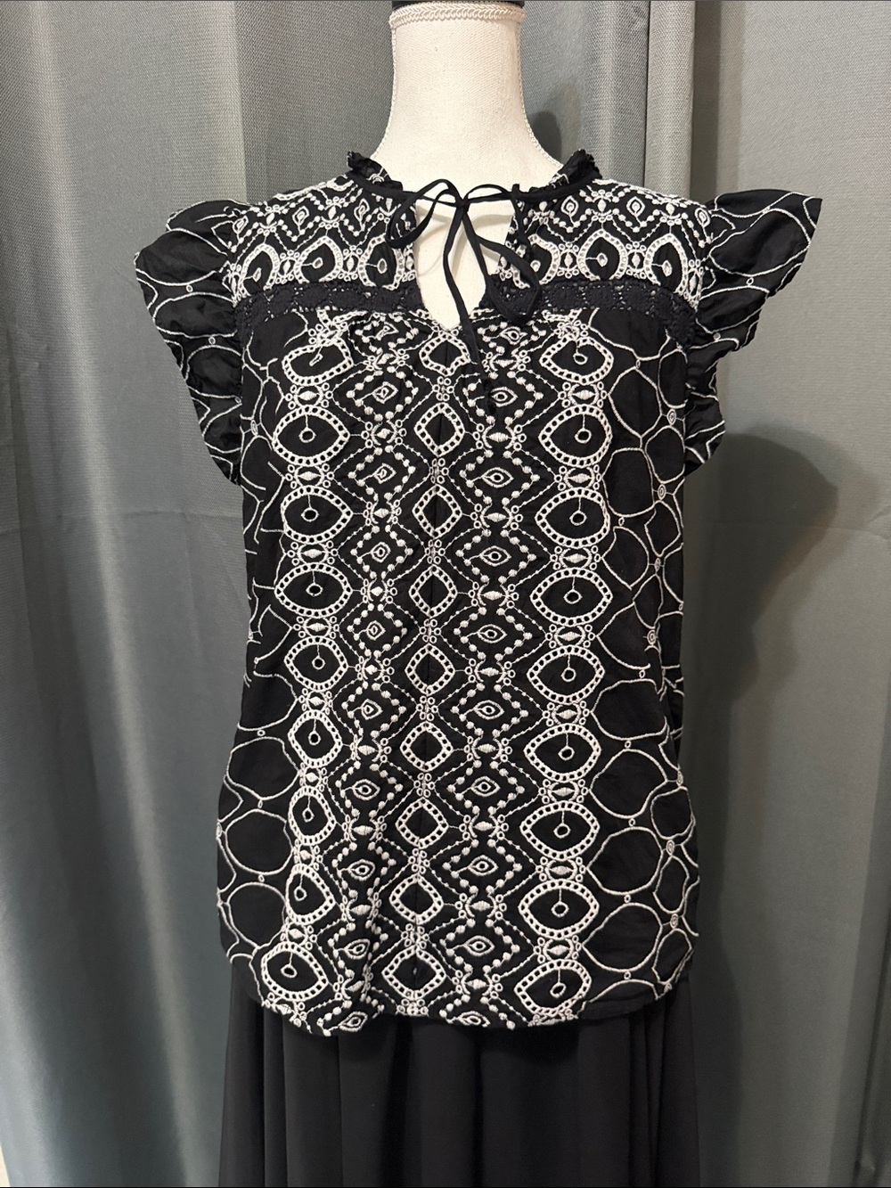 Loft Embroidered Tie-Front Flutter Sleeve Blouse MED
